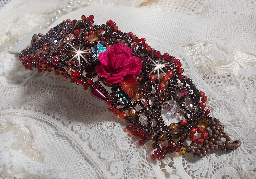 Bracciale Belle H&eacute;l&egrave;ne, tutto in perline, fiore di stoffa, perline (calcite gialla/bianca) e perline.