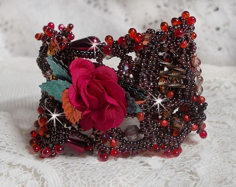 Bracciale Belle H&eacute;l&egrave;ne, tutto in perline, fiore di stoffa, perline (calcite gialla/bianca) e perline.