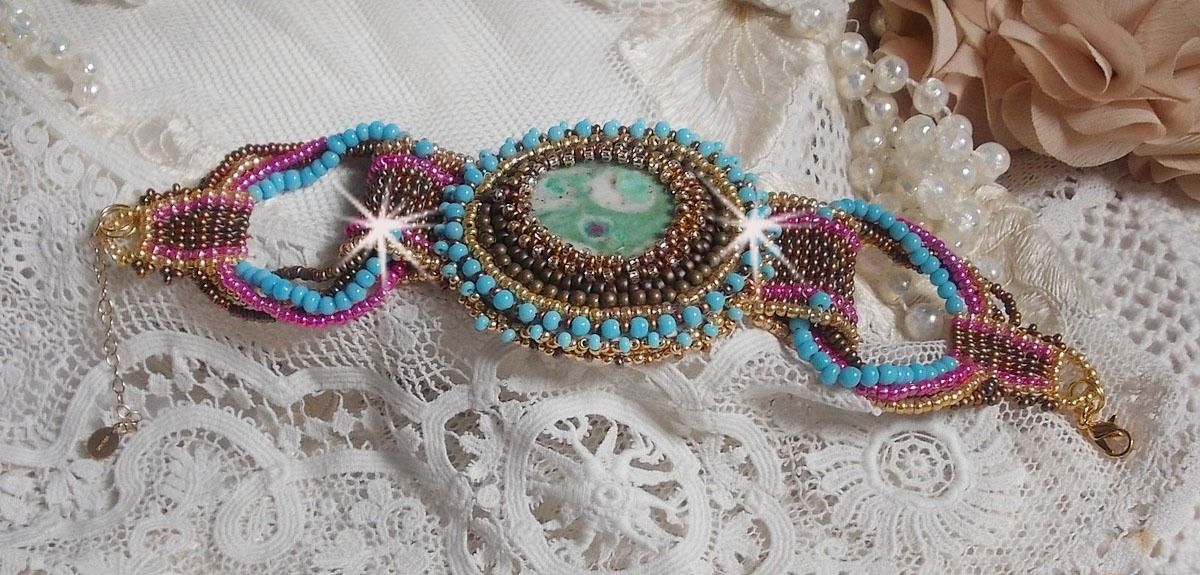 Bracciale Cheyenne ricamato con una pietra preziosa, un rubino Fuchsite con perline Miyuki e perline ceche.