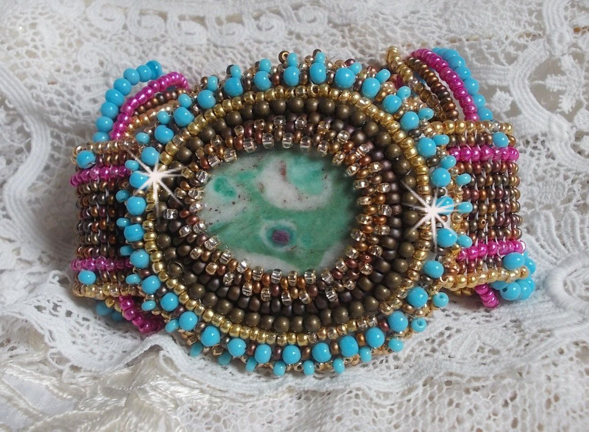 Bracciale Cheyenne ricamato con una pietra preziosa, un rubino Fuchsite con perline Miyuki e perline ceche.