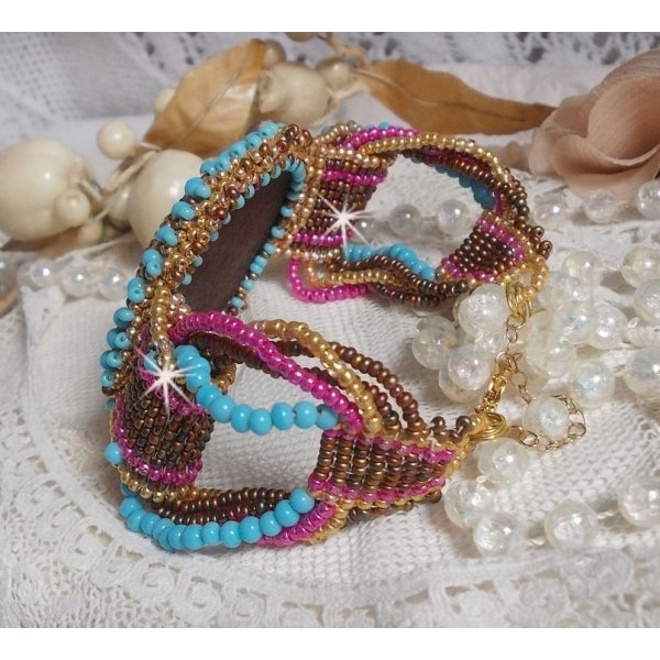 Bracciale Cheyenne ricamato con una pietra preziosa, un rubino Fuchsite con perline Miyuki e perline ceche.