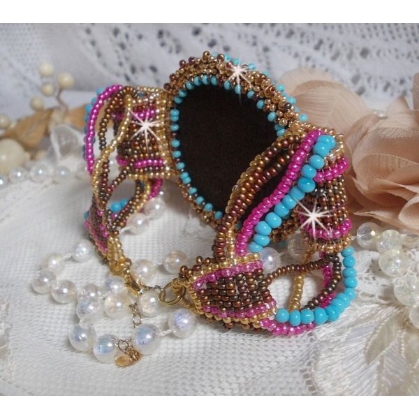 Bracciale Cheyenne ricamato con una pietra preziosa, un rubino Fuchsite con perline Miyuki e perline ceche.