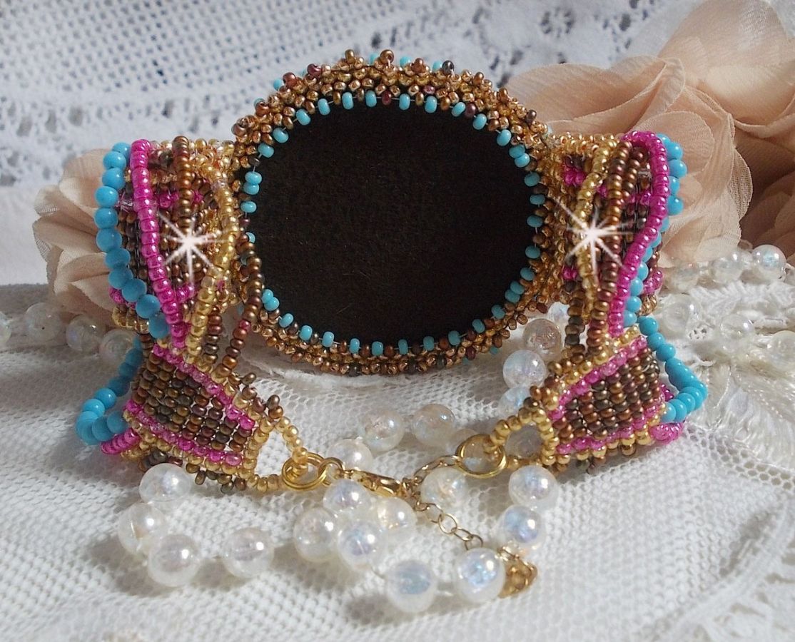 Bracciale Cheyenne ricamato con una pietra preziosa, un rubino Fuchsite con perline Miyuki e perline ceche.