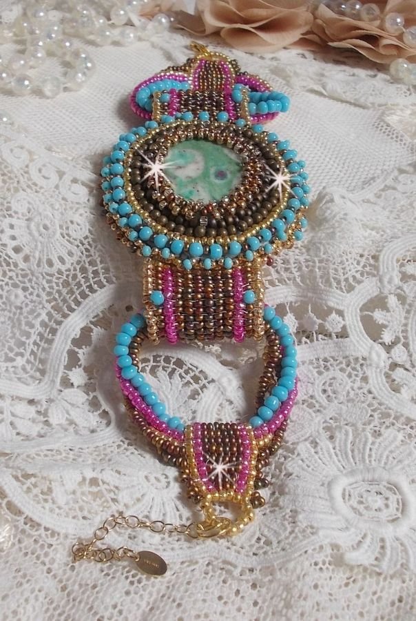 Bracciale Cheyenne ricamato con una pietra preziosa, un rubino Fuchsite con perline Miyuki e perline ceche.