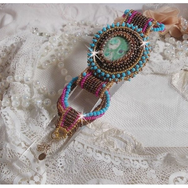 Bracciale Cheyenne ricamato con una pietra preziosa, un rubino Fuchsite con perline Miyuki e perline ceche.