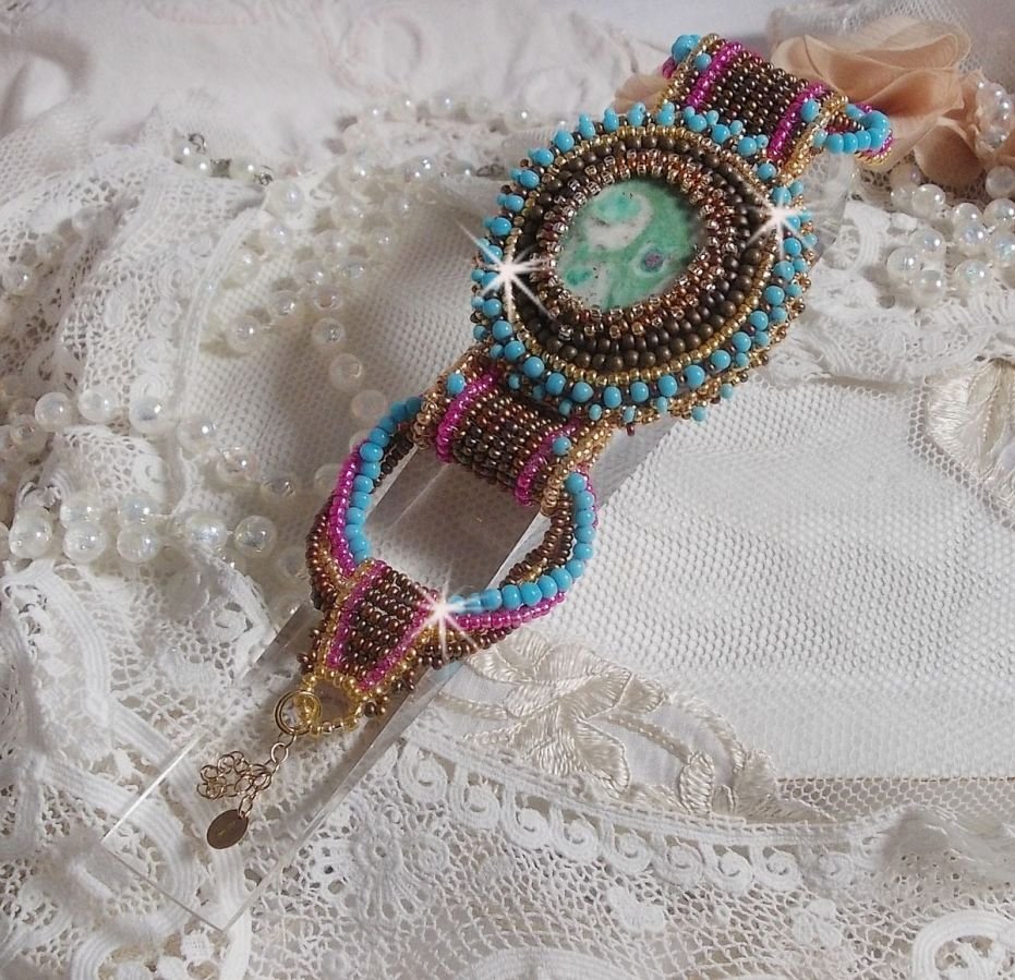 Bracciale Cheyenne ricamato con una pietra preziosa, un rubino Fuchsite con perline Miyuki e perline ceche.