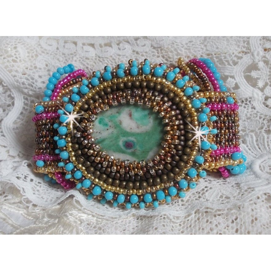 Bracciale Cheyenne ricamato con una pietra preziosa, un rubino Fuchsite con perline Miyuki e perline ceche.