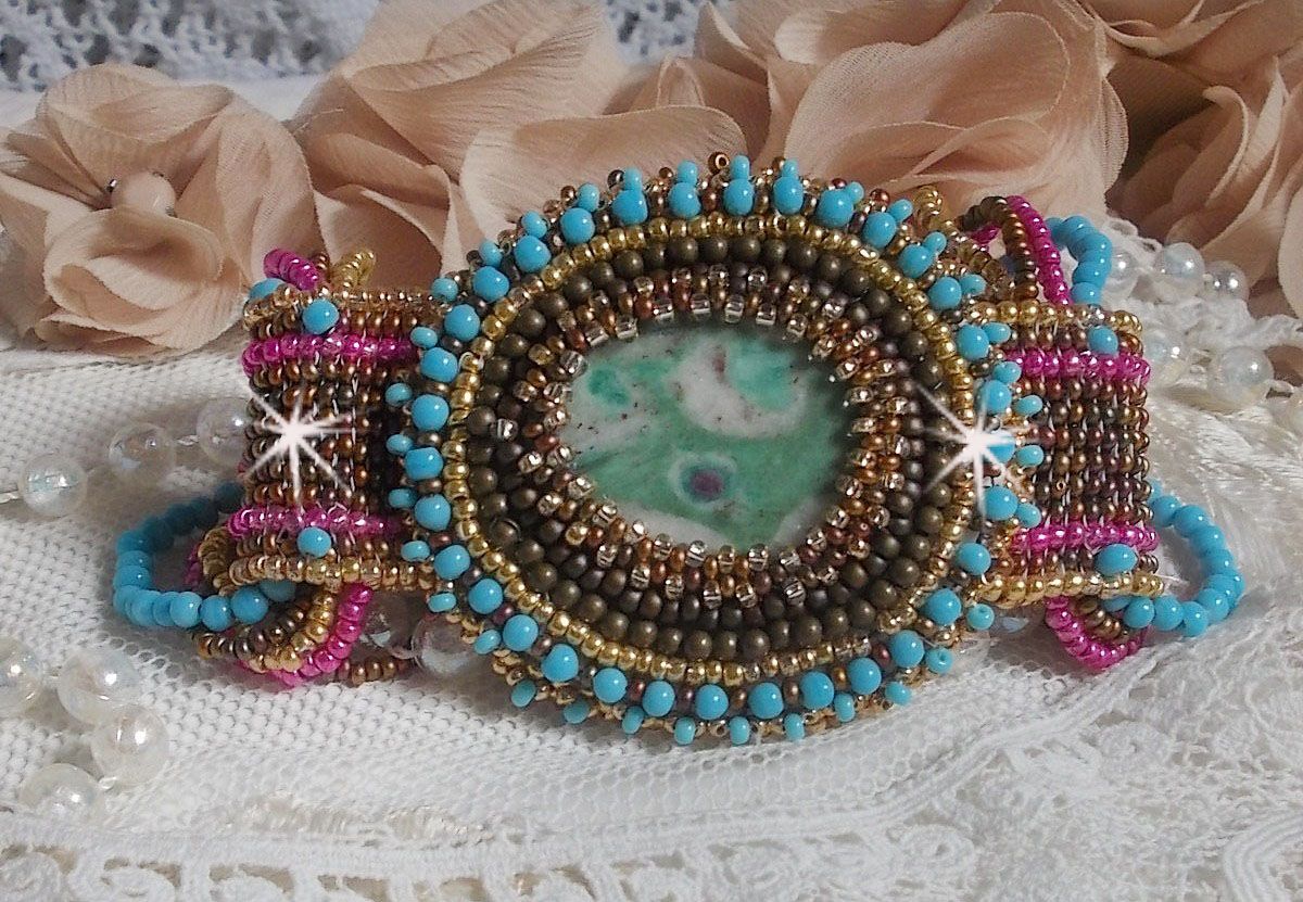 Bracciale Cheyenne ricamato con una pietra preziosa, un rubino Fuchsite con perline Miyuki e perline ceche.