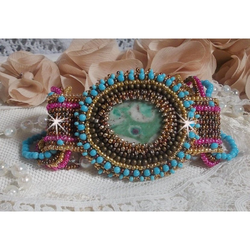 Bracciale Cheyenne ricamato con una pietra preziosa, un rubino Fuchsite con perline Miyuki e perline ceche.