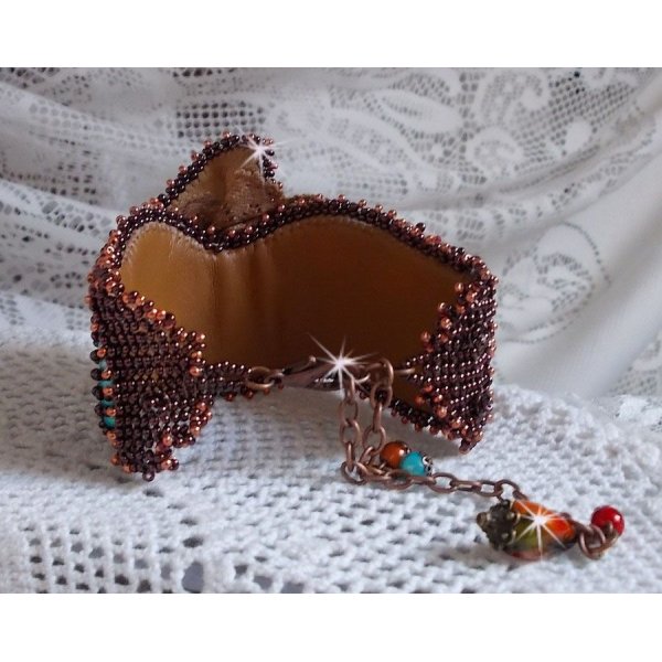 Bracelet Les Rêves d'Acapulco manchette brodé sur du cuir vachette caramel avec des Cristaux de Swarovski, des perles magiques et des rocailles