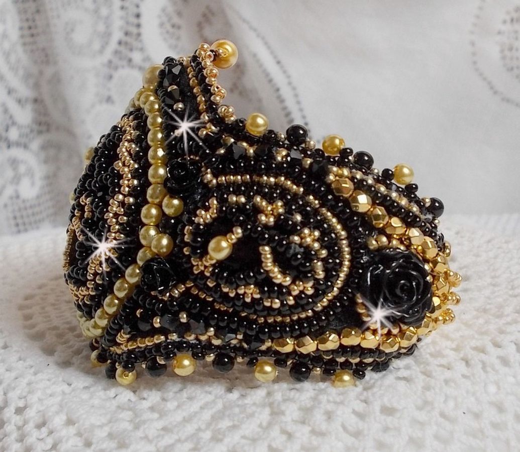 Bracciale Cleopatra ricamato con onice nera, cristalli Swarovski e perle di semi