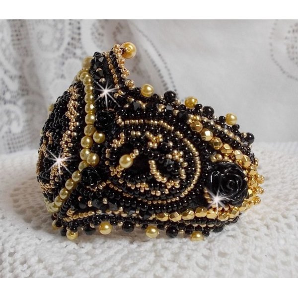 Bracciale Cleopatra ricamato con onice nera, cristalli Swarovski e perle di semi