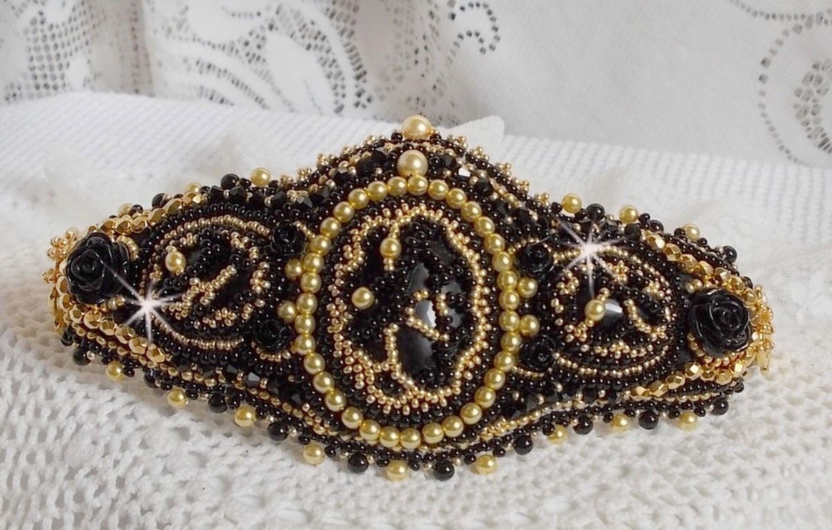 Bracciale Cleopatra ricamato con onice nera, cristalli Swarovski e perle di semi