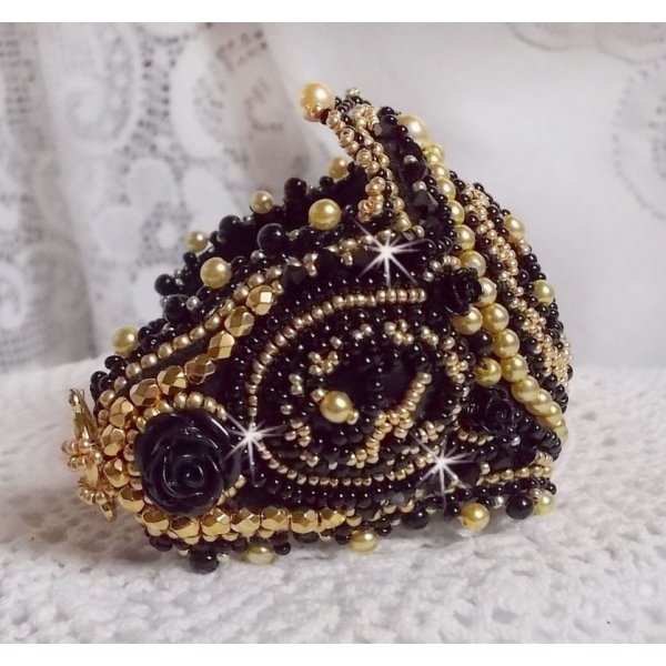 Bracciale Cleopatra ricamato con onice nera, cristalli Swarovski e perle di semi