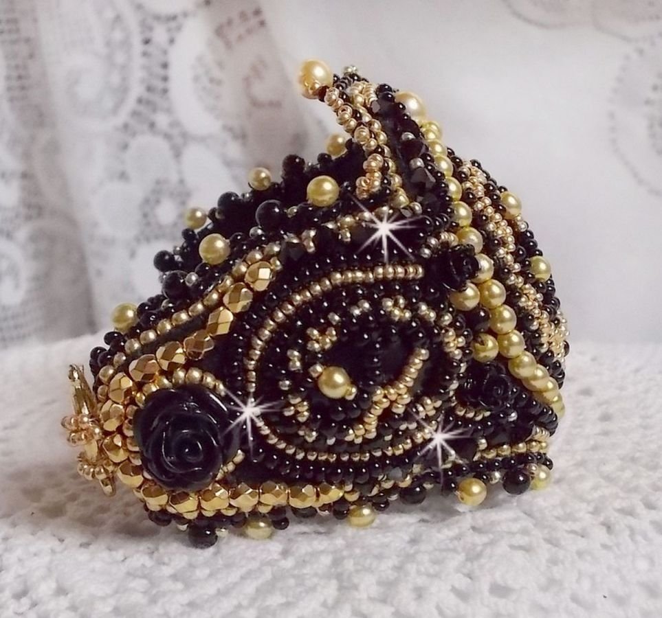 Bracciale Cleopatra ricamato con onice nera, cristalli Swarovski e perle di semi