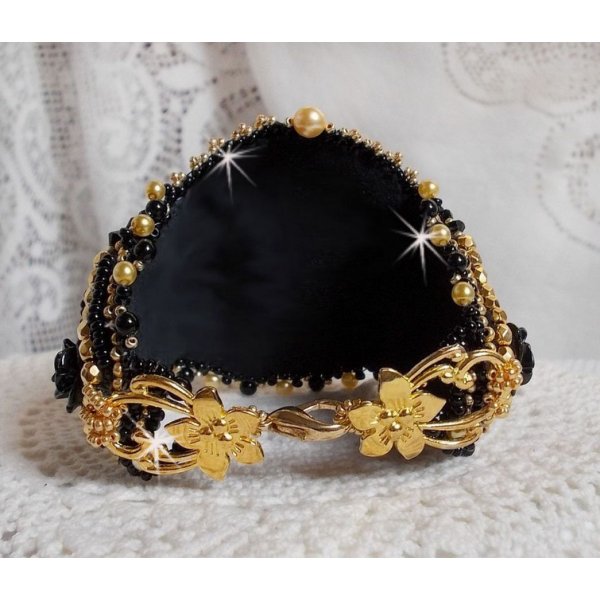 Bracciale Cleopatra ricamato con onice nera, cristalli Swarovski e perle di semi