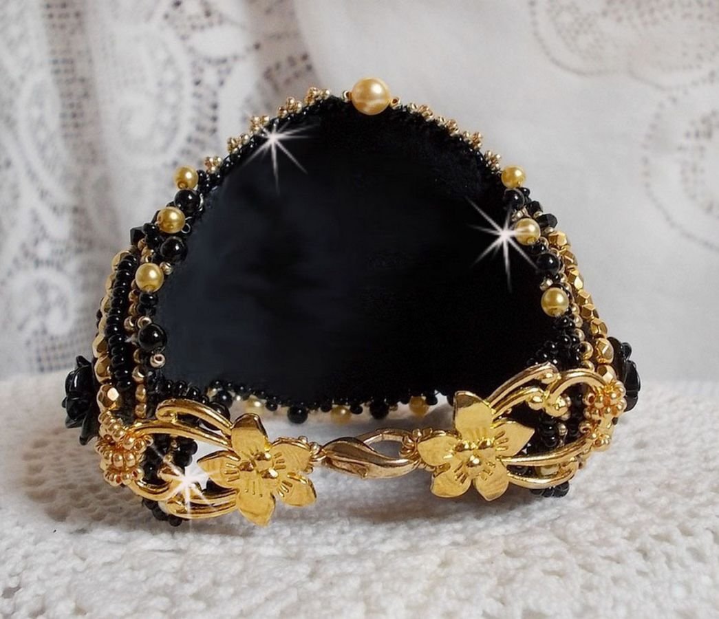 Bracciale Cleopatra ricamato con onice nera, cristalli Swarovski e perle di semi