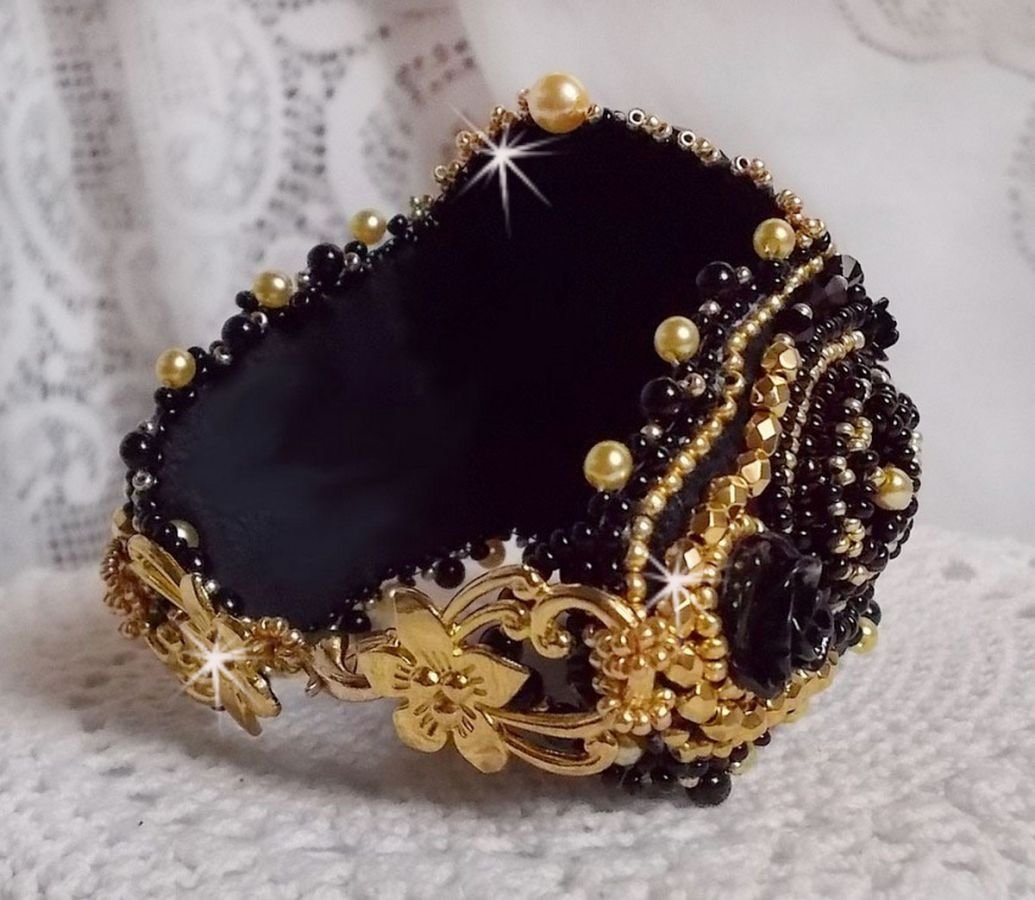 Bracciale Cleopatra ricamato con onice nera, cristalli Swarovski e perle di semi