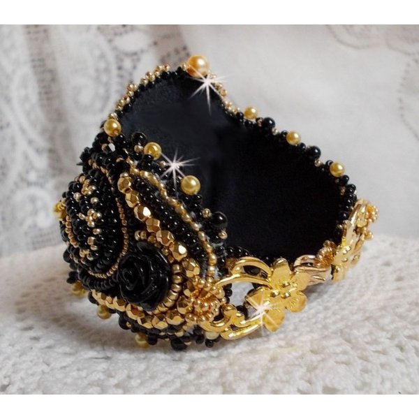 Bracciale Cleopatra ricamato con onice nera, cristalli Swarovski e perle di semi