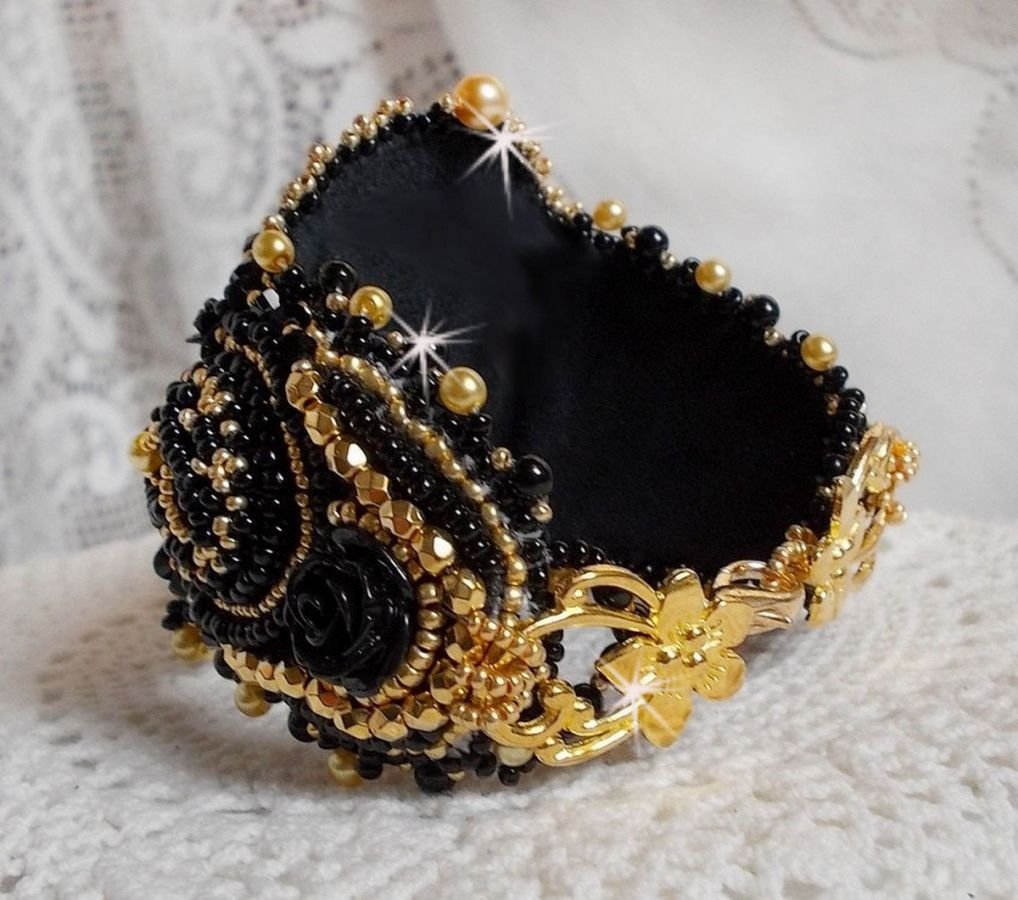 Bracciale Cleopatra ricamato con onice nera, cristalli Swarovski e perle di semi