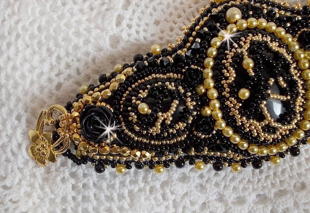 Bracciale Cleopatra ricamato con onice nera, cristalli Swarovski e perle di semi