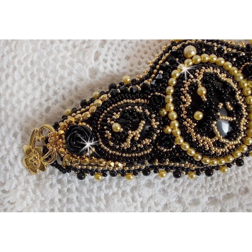 Bracciale Cleopatra ricamato con onice nera, cristalli Swarovski e perle di semi