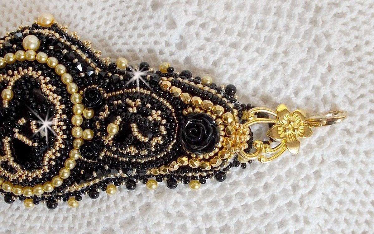 Bracciale Cleopatra ricamato con onice nera, cristalli Swarovski e perle di semi