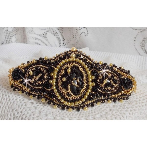 Bracciale Cleopatra ricamato con onice nera, cristalli Swarovski e perle di semi