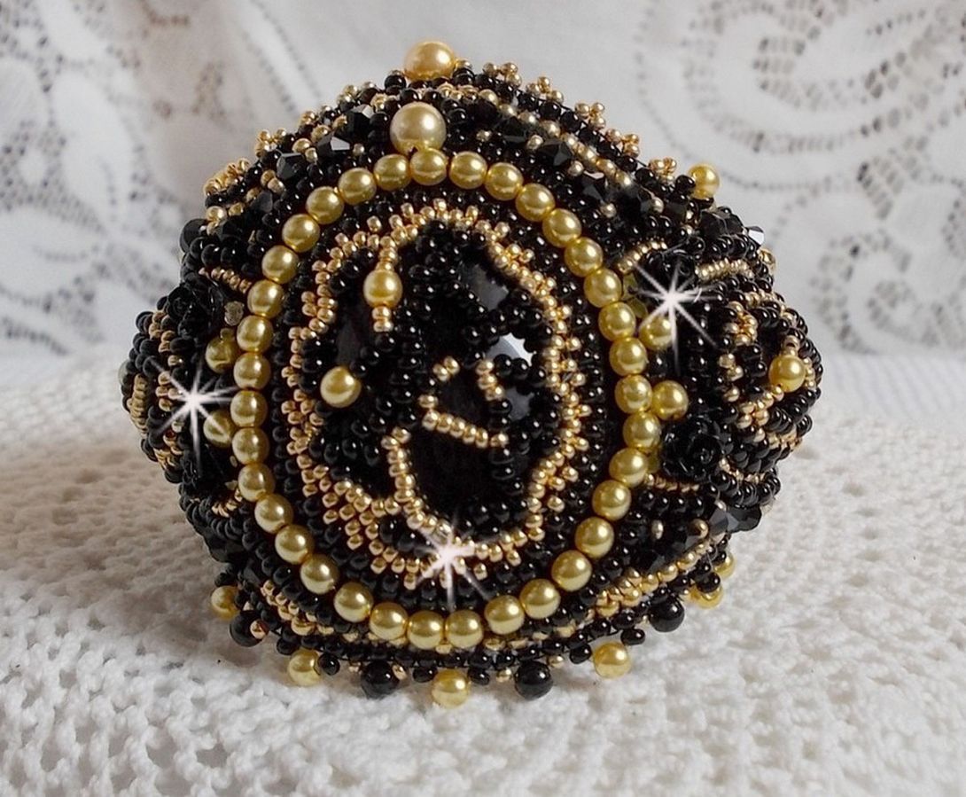 Bracciale Cleopatra ricamato con onice nera, cristalli Swarovski e perle di semi