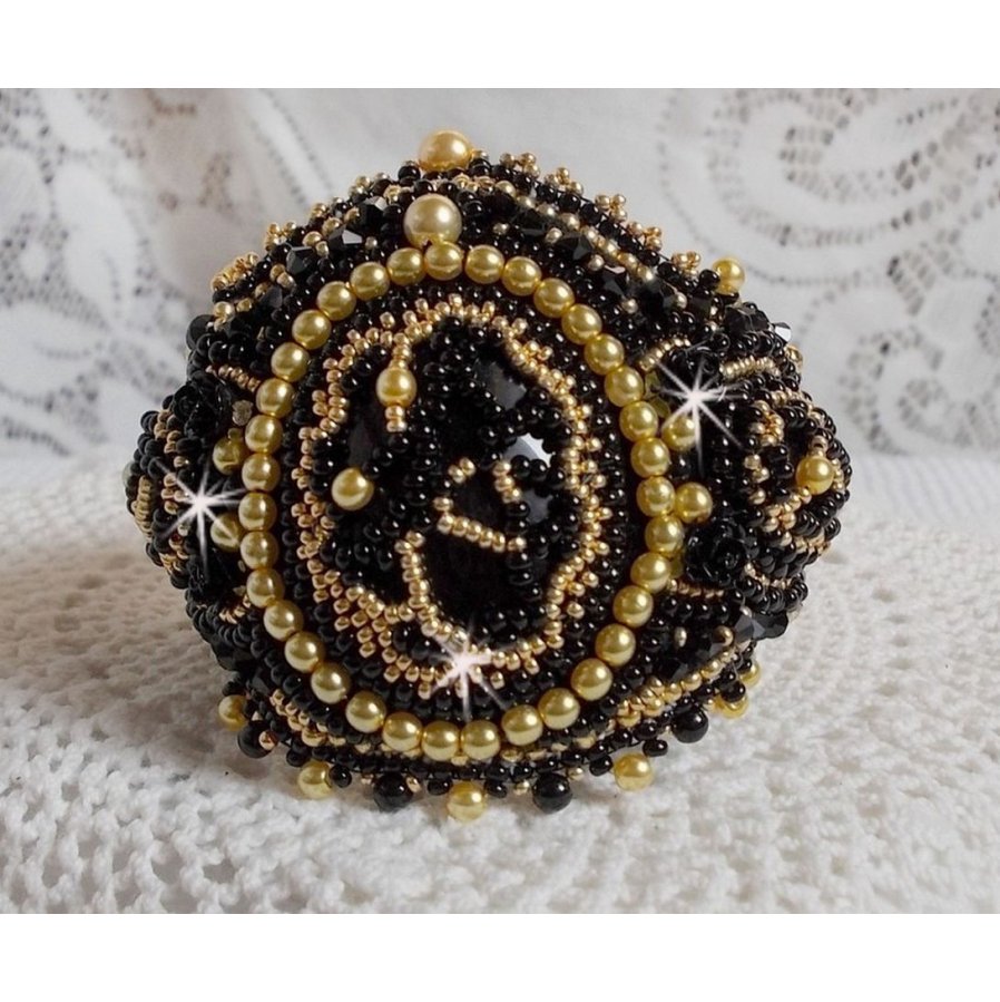 Bracciale Cleopatra ricamato con onice nera, cristalli Swarovski e perle di semi