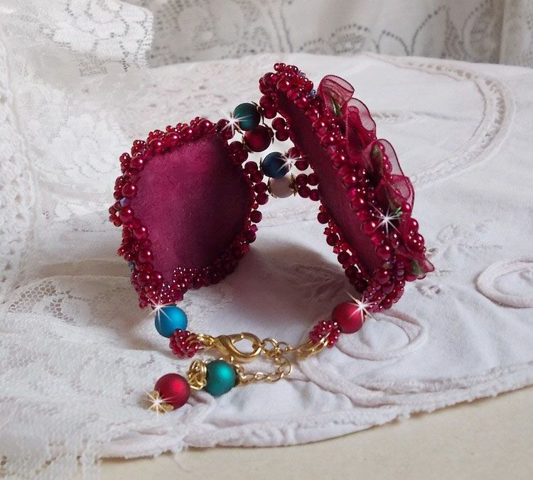 Incantevole bracciale autunnale ricamato con cristalli Swarovski, perle rotonde in resina perlata, pizzo e perle di seme