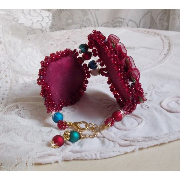 Incantevole bracciale autunnale ricamato con cristalli Swarovski, perle rotonde in resina perlata, pizzo e perle di seme