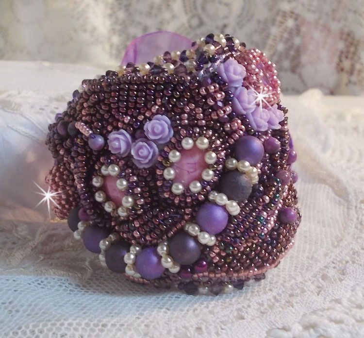 Bracciale cinese in pietra viola ricamato con pietre fini: Sugilites, cristalli Swarovski, perline e nastro di organza viola.