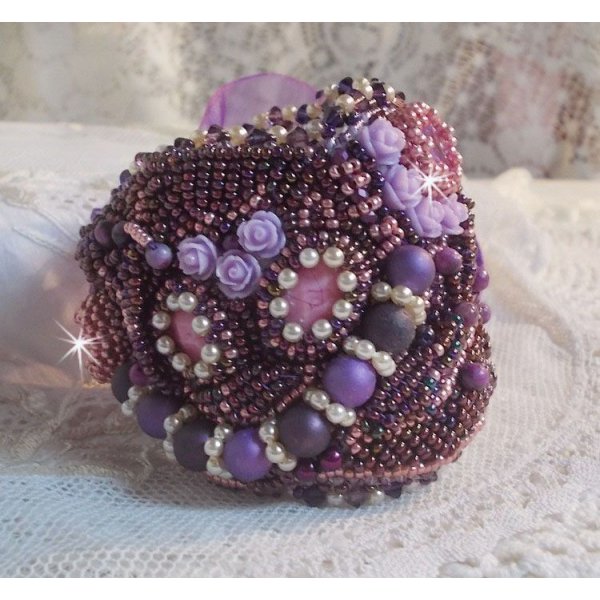 Bracciale cinese in pietra viola ricamato con pietre fini: Sugilites, cristalli Swarovski, perline e nastro di organza viola.