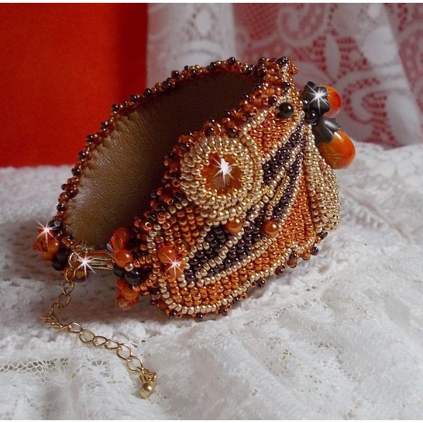 Bracciale Lady in Orange Haute-Couture ricamato con cristalli Swarovski e perline Miyuki.