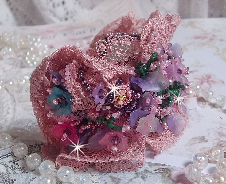 Bracciale Jardin Po&eacute;tique ricamato con pizzo Old Rose Antique, cristalli Swarovski, accessori placcati in oro 18 e 24 carati, madreperla, perle e perle di seme