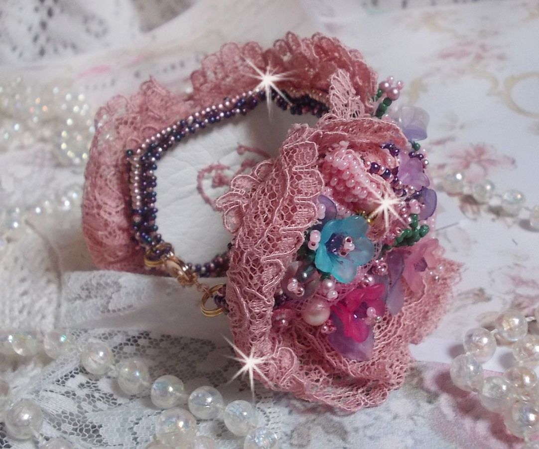 Bracciale Jardin Poétique ricamato con pizzo Old Rose Antique, cristalli Swarovski, accessori placcati in oro 18 e 24 carati, madreperla, perle e perle di seme