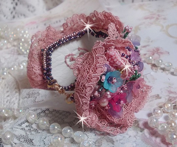 Bracciale Jardin Po&eacute;tique ricamato con pizzo Old Rose Antique, cristalli Swarovski, accessori placcati in oro 18 e 24 carati, madreperla, perle e perle di seme