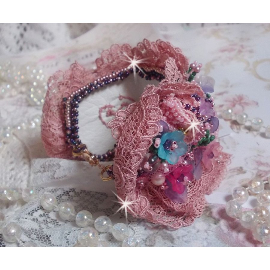 Bracciale Jardin Poétique ricamato con pizzo Old Rose Antique, cristalli Swarovski, accessori placcati in oro 18 e 24 carati, madreperla, perle e perle di seme