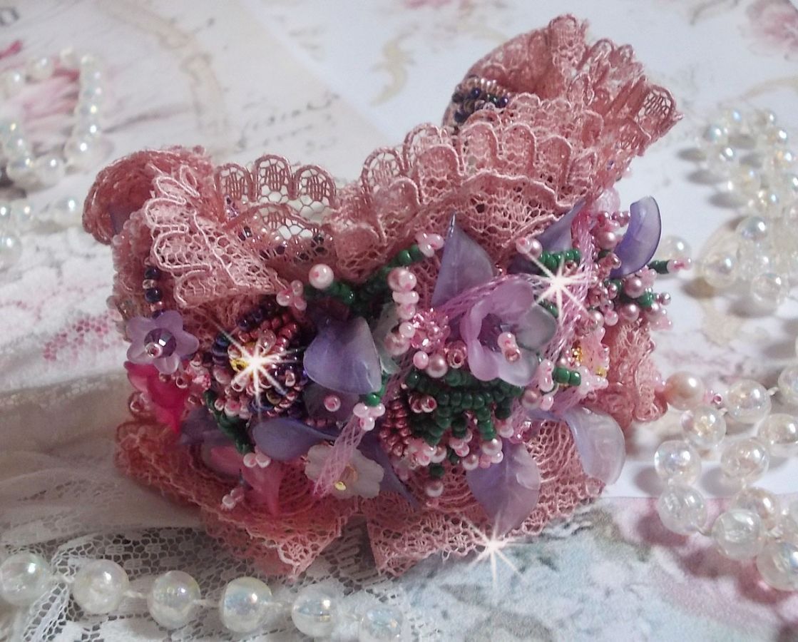 Bracciale Jardin Poétique ricamato con pizzo Old Rose Antique, cristalli Swarovski, accessori placcati in oro 18 e 24 carati, madreperla, perle e perle di seme