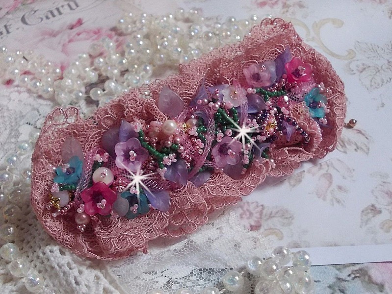 Bracciale Jardin Po&eacute;tique ricamato con pizzo Old Rose Antique, cristalli Swarovski, accessori placcati in oro 18 e 24 carati, madreperla, perle e perle di seme