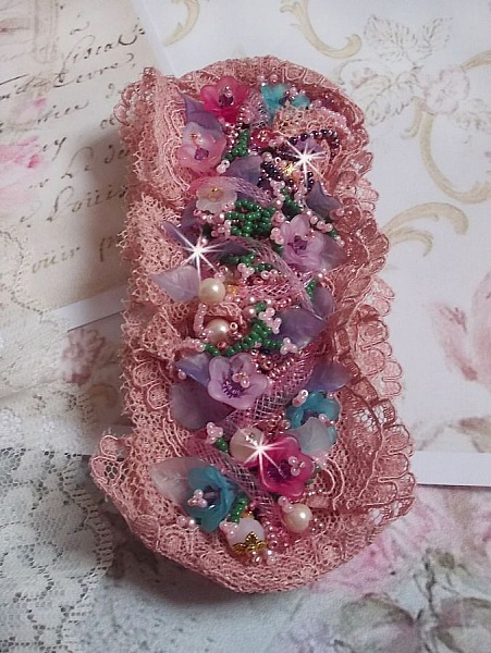 Bracciale Jardin Po&eacute;tique ricamato con pizzo Old Rose Antique, cristalli Swarovski, accessori placcati in oro 18 e 24 carati, madreperla, perle e perle di seme