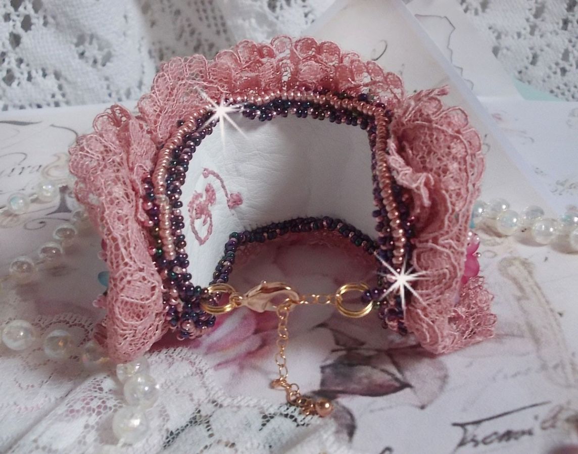 Bracciale Jardin Poétique ricamato con pizzo Old Rose Antique, cristalli Swarovski, accessori placcati in oro 18 e 24 carati, madreperla, perle e perle di seme