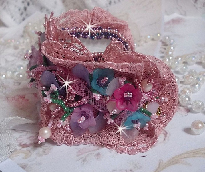 Bracciale Jardin Po&eacute;tique ricamato con pizzo Old Rose Antique, cristalli Swarovski, accessori placcati in oro 18 e 24 carati, madreperla, perle e perle di seme