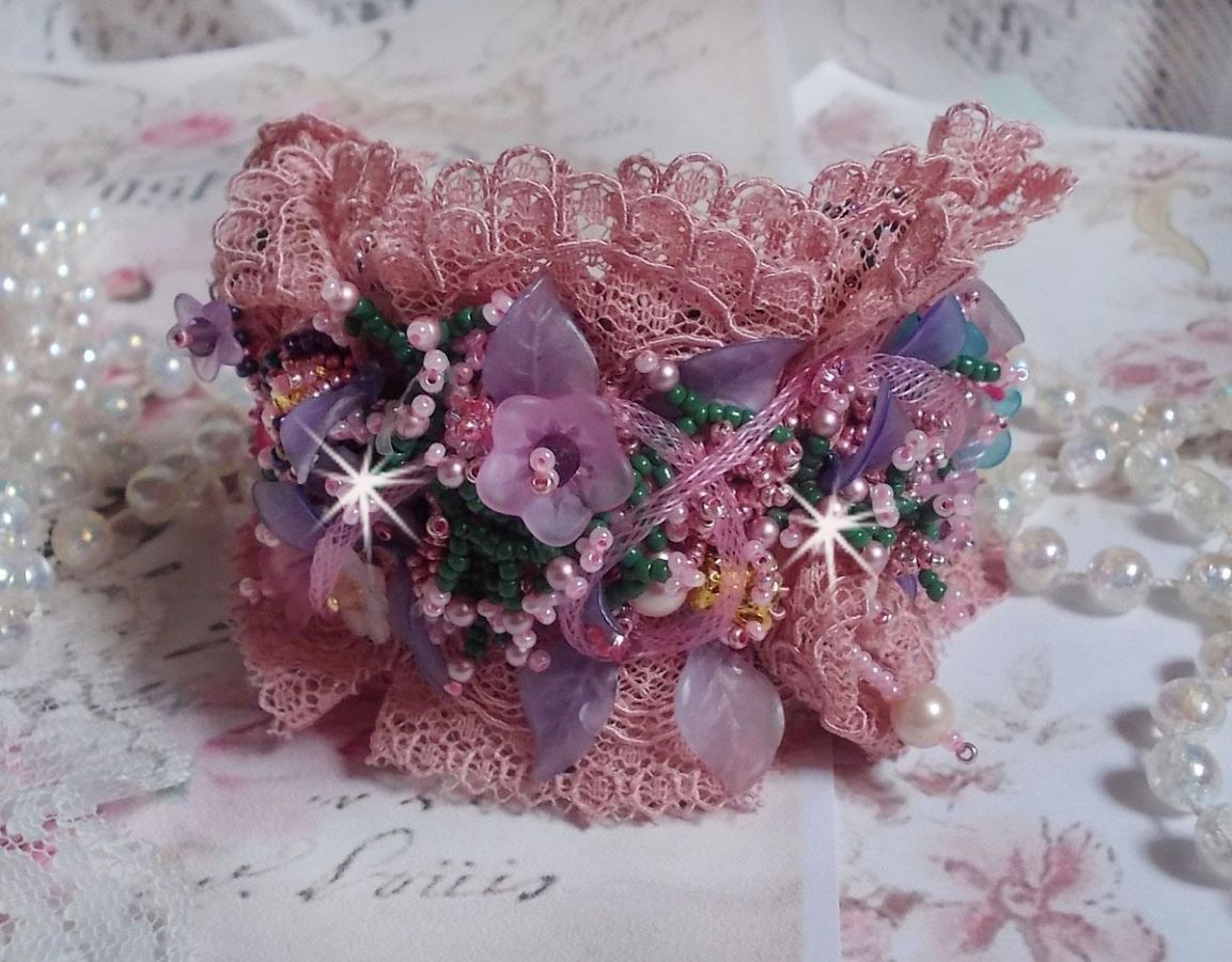 Bracciale Jardin Poétique ricamato con pizzo Old Rose Antique, cristalli Swarovski, accessori placcati in oro 18 e 24 carati, madreperla, perle e perle di seme