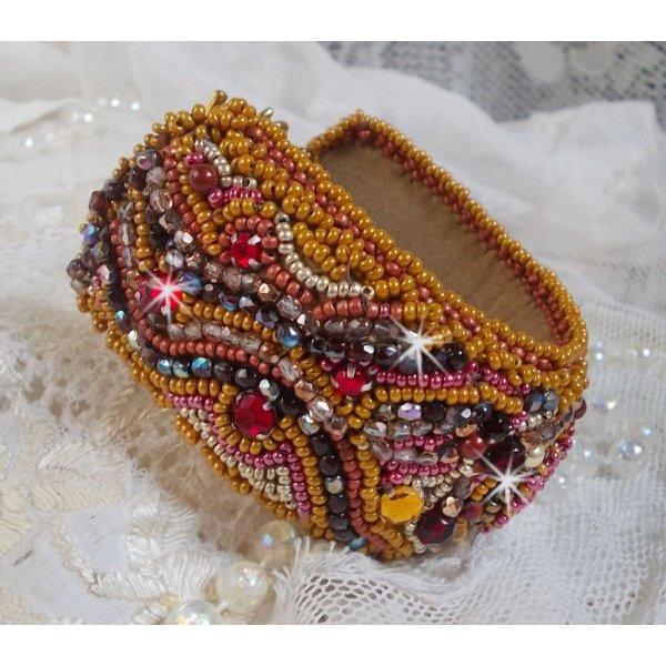 Bracciale in diaspro rosso ricamato con un cabochon di diaspro rosso, cristalli Swarovski e perle di seme