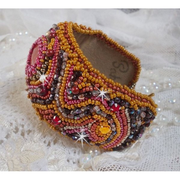 Bracciale in diaspro rosso ricamato con un cabochon di diaspro rosso, cristalli Swarovski e perle di seme