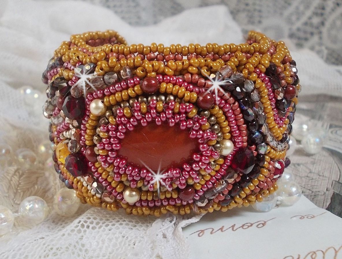 Bracciale in diaspro rosso ricamato con un cabochon di diaspro rosso, cristalli Swarovski e perle di seme