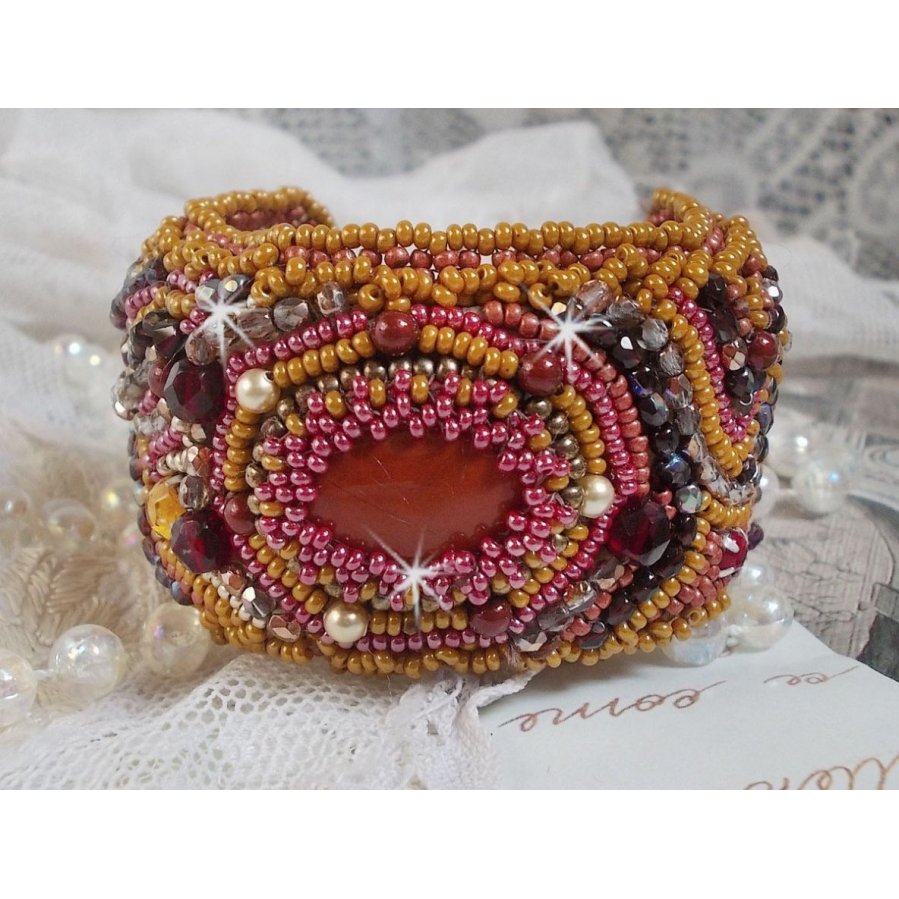 Bracciale in diaspro rosso ricamato con un cabochon di diaspro rosso, cristalli Swarovski e perle di seme