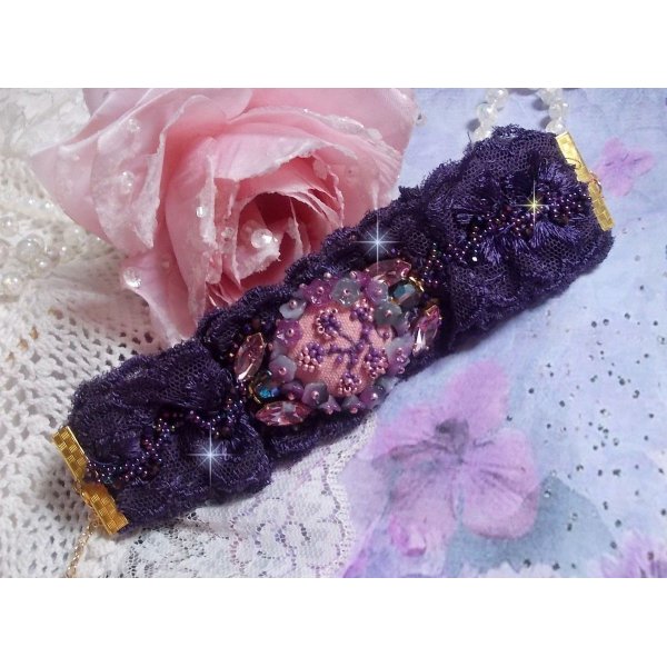Bracciale da donna romantico ricamato con perle di semi su tessuto di lino rosa con pizzo viola anni '50 e cristalli